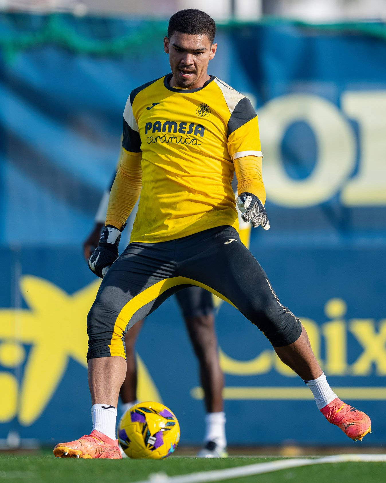 包含里程碑夜比利亚雷亚尔队长鼓劲，荷甲国际比赛日刷纪录，气氛紧张，球队文化再被提及的词条